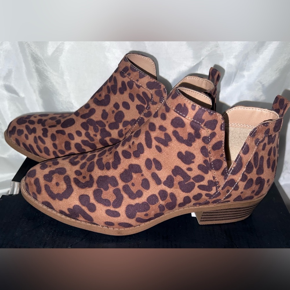 Torrid LEOPARD PRINT FAUX SUEDE V-CUT ANKLE BOOTIE (7.5W) NEW